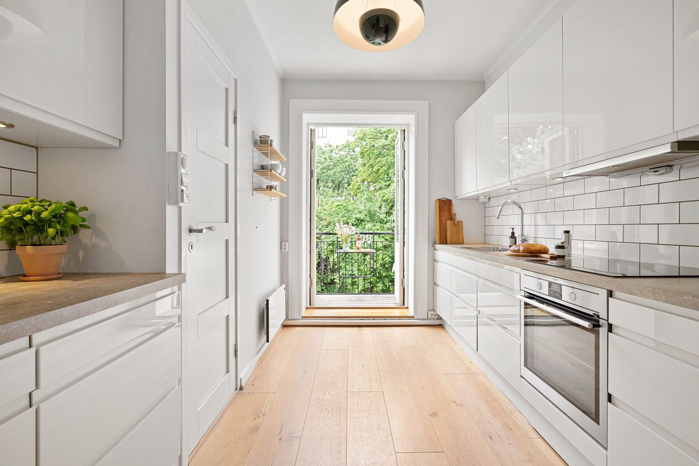 Cuisine blanche rénovée, parquet clair