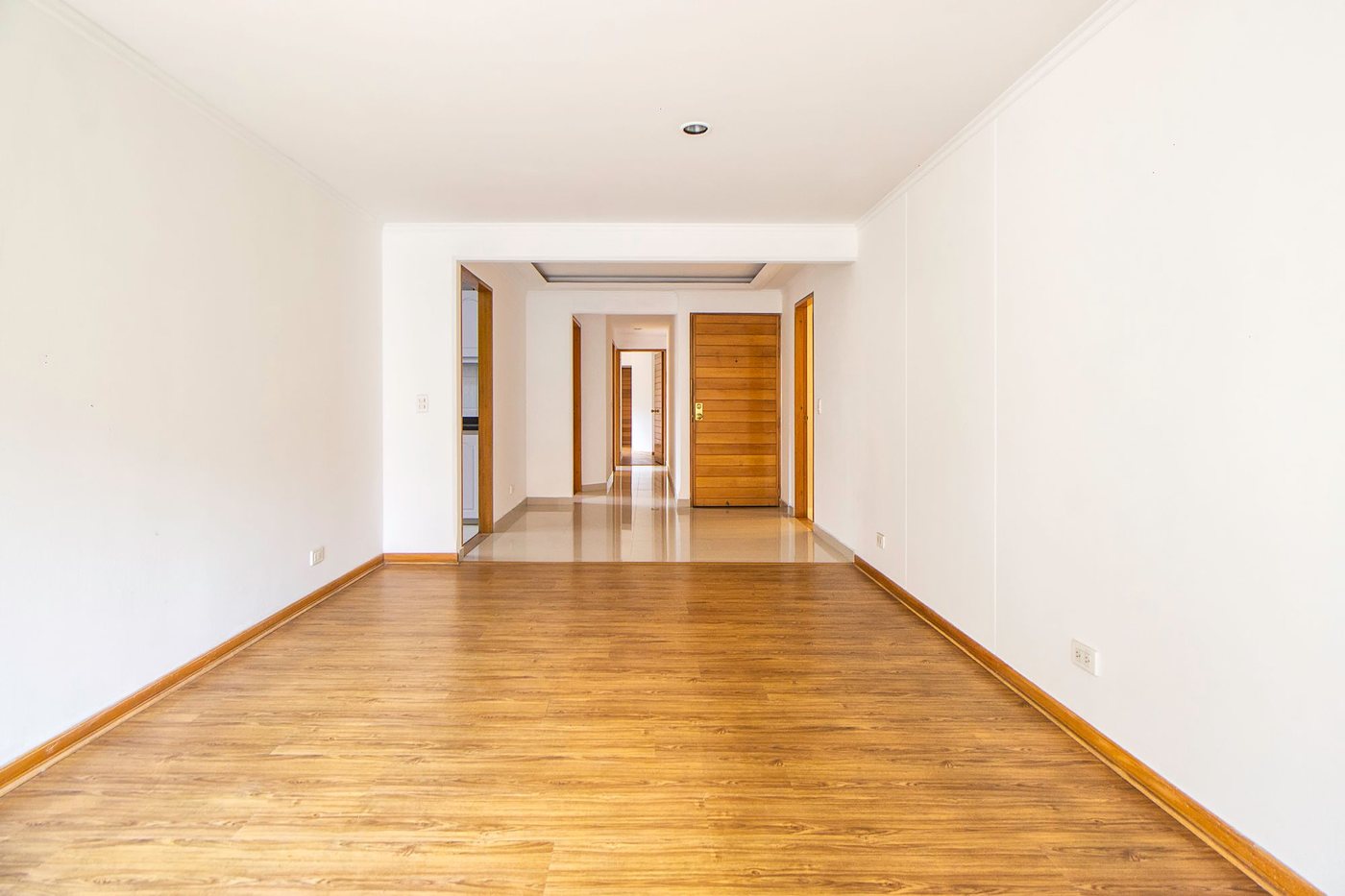 Appartement vide entre deux locations, parquet clair