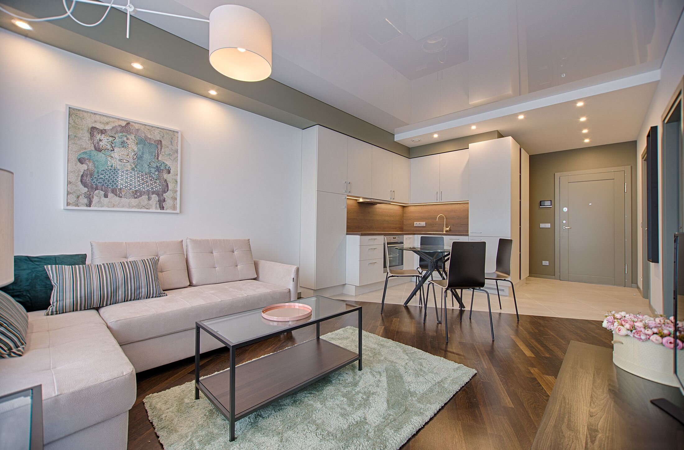 Appartement rénové, spots encastrés et cuisine ouverte